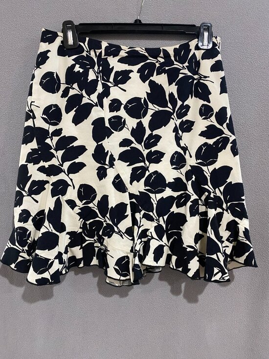 White House Black Market Dresses & Skirts - White House Black Market Black White Floral Skirt Size 2 Ruffle Hem A-Line